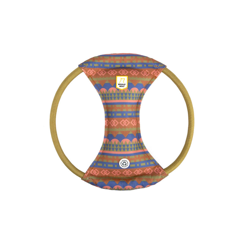 Squeaky Frisbee in Nightless Night von Woolly Wolf – nachhaltiges Hundespielzeug aus recyceltem PET mit Quietscher und robusten Seilgriffen für Apportierspiele.