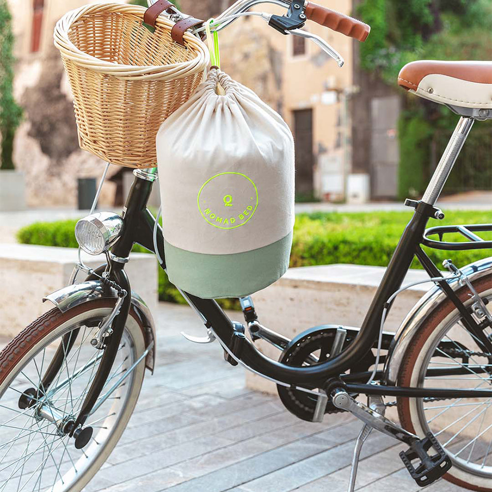 Der stilvolle Tragebeutel für das Nomad Bed in der Farbe mint von Qisu.