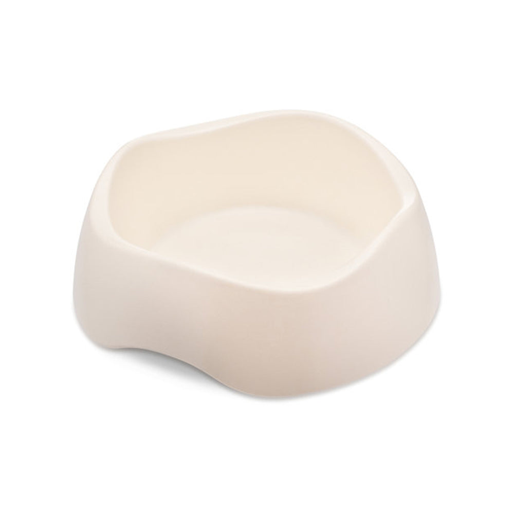 Der Trink- und Futternapf auf weißem Hintergrund von Beco in beige aus Bambus und Maisstärke - Bamboo Pet Bowl.
