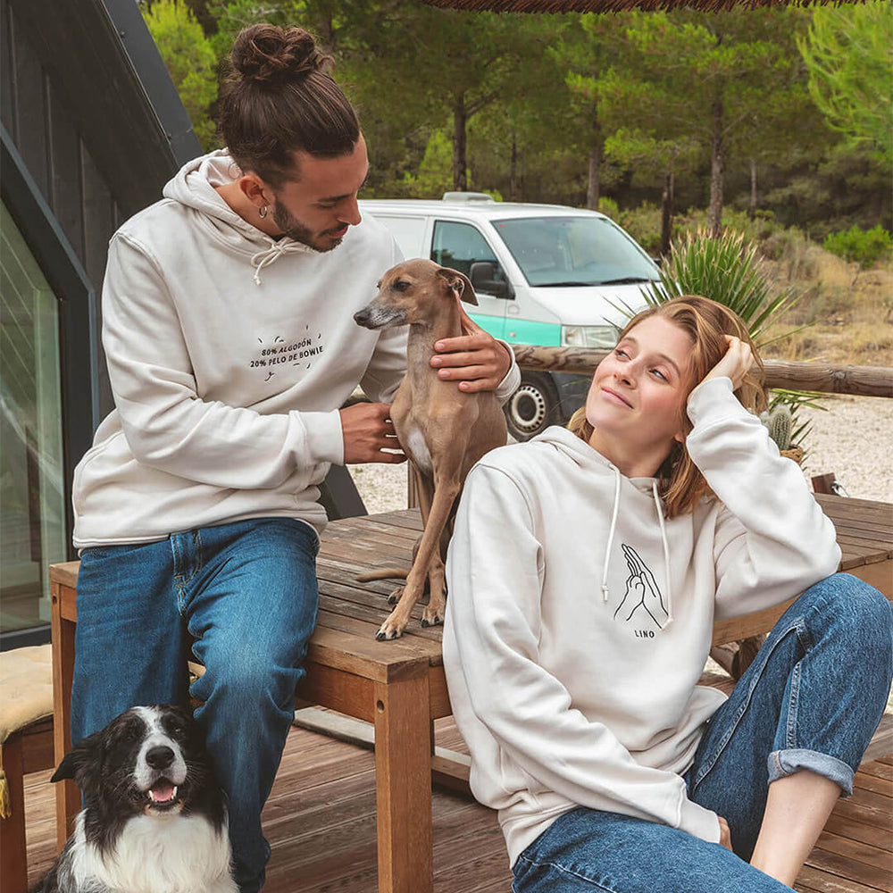 Frau und Mann tragen den Hoodie von Qisu in der Farbe: Off White