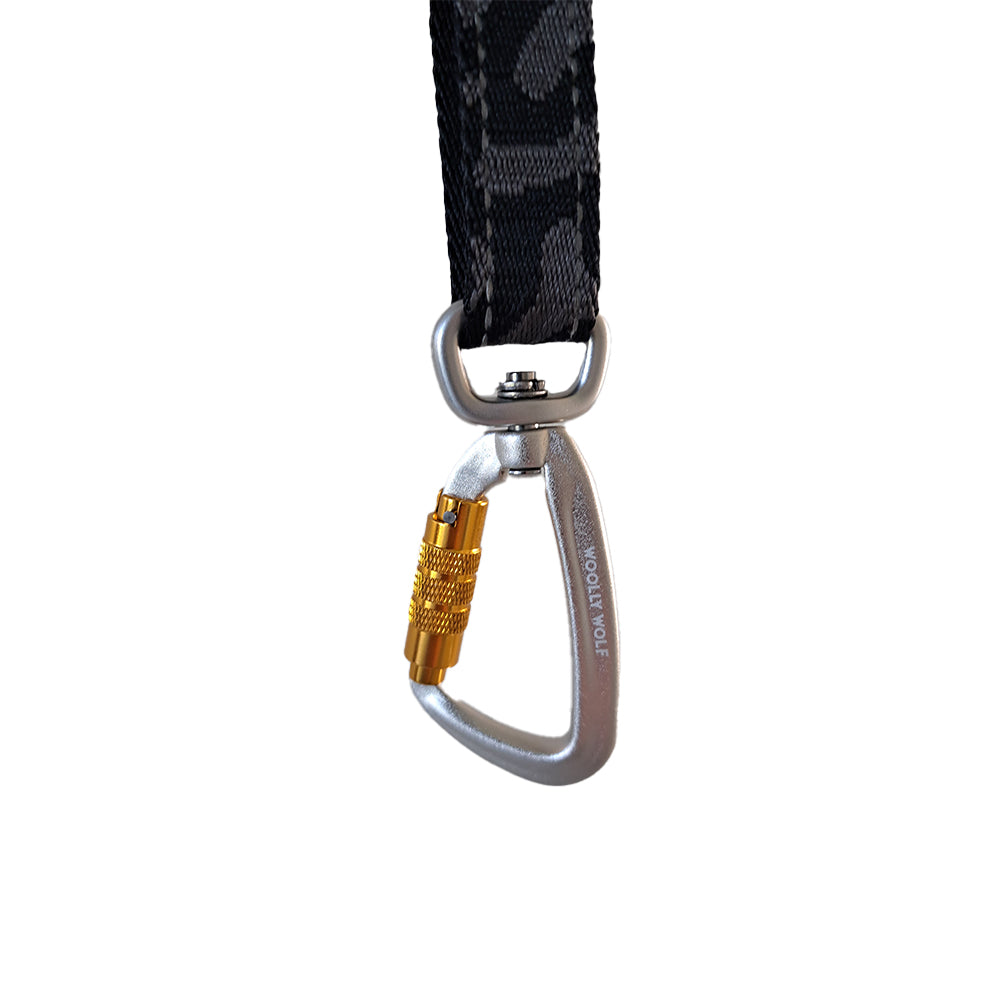 Twistlock-Karabiner der Hundeleine Roam Black Ripple, drehbar und sicher zu bedienen, Close-up